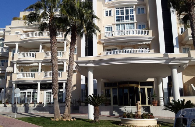Luxurious apartment with direct sea view (free WIFI, 5 minutes to the beach)
