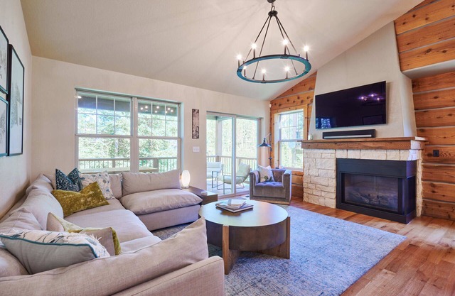Luxurious and Pristine Winter Park Cabin w Deck Views & Private Hot Tub