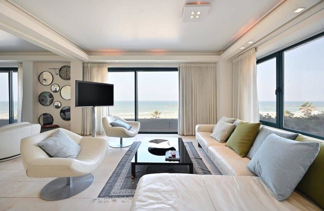 Luxurious Beach Front 1BR by HolyGuest