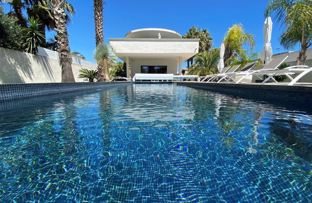 LUXURIOUS BEACH VILLA ON FOOT