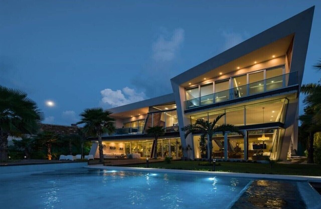 Luxurious beachfront House in Cancun