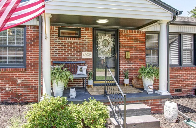 Luxurious Brookside HideAway Central to All Things Tulsa!