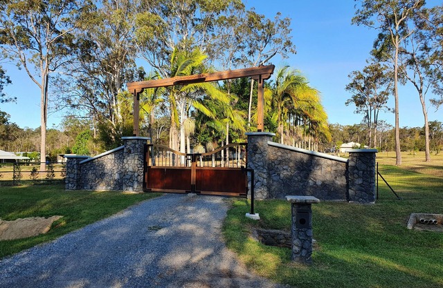 Luxurious Countryside Retreat - Visit our acreage property!😊