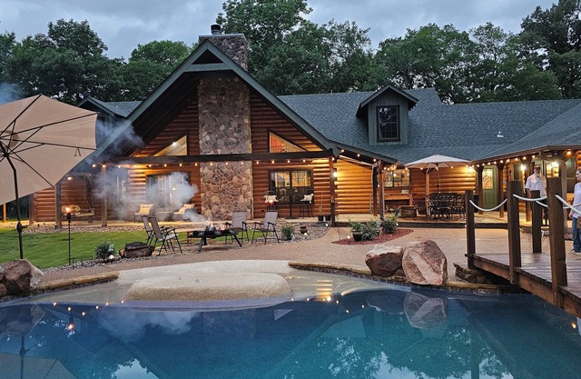 Luxurious, Cozy Log Cabin 2 - Family, Pool, Pets - 3 Bed/2 Bathn
