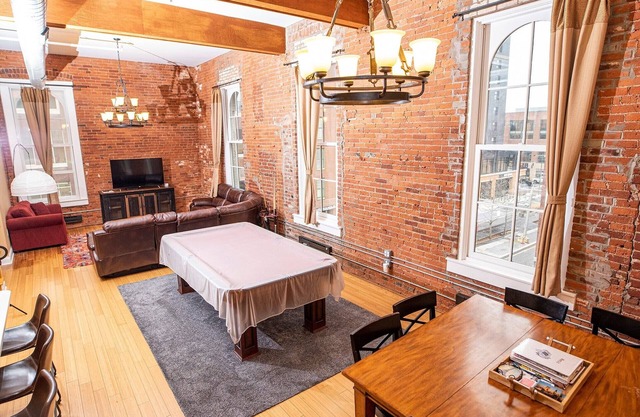 Luxurious Downtown Condo by Georgia Street