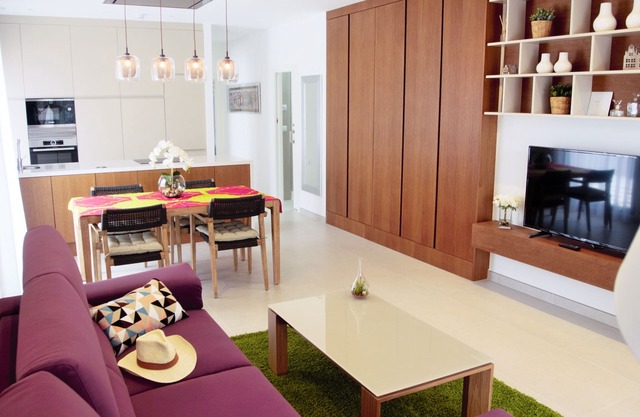 Luxurious new apartment with adjacent garden, 277m2, close to the beach