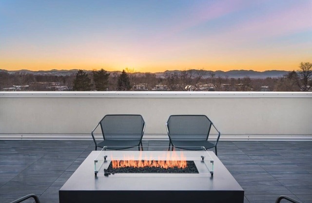 Luxurious Flat W/Private Balcony & Mtn Views!