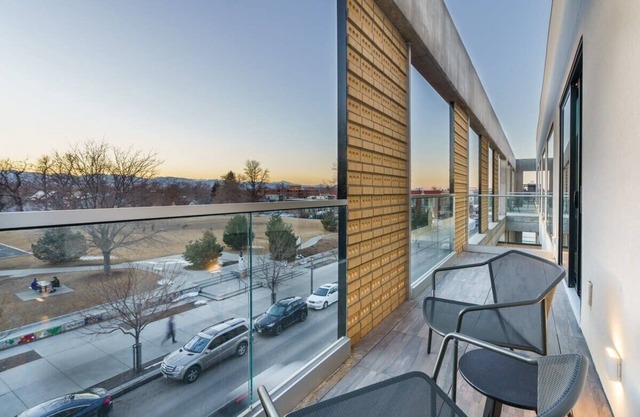 Luxurious Flat w/Private Balcony & Mtn Views!
