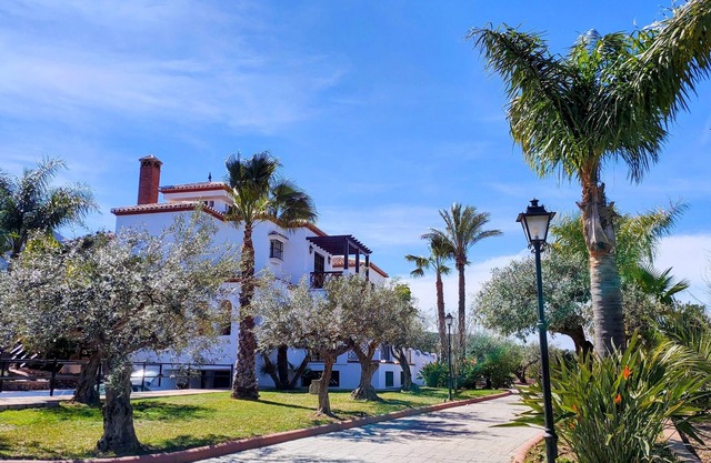Luxurious Hacienda with pool and tennis court, just 20 minutes from the beach