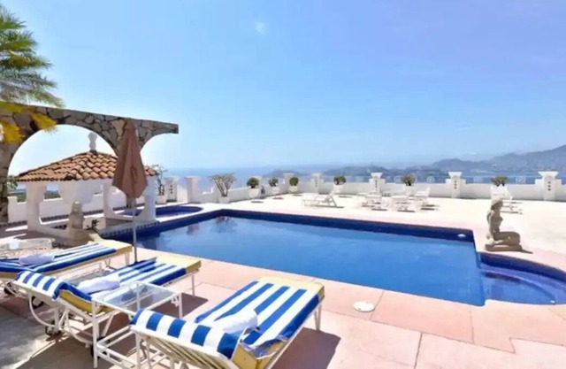 Luxurious house of "Juan Gabriel" in Acapulco Bay