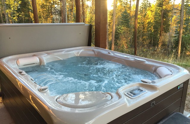 Luxurious Home,1 acre,6mile-W.Park,Hot tub,33miles-RMNP, 2 Masters, Steam Shower