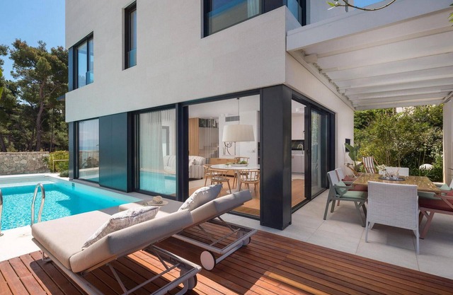 Luxurious home in Sutivan with sauna