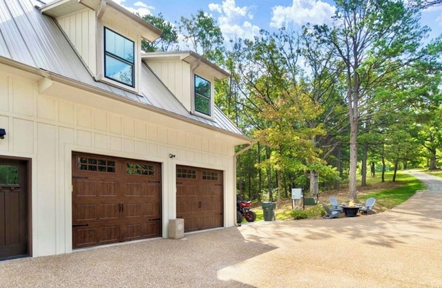 Luxurious Loft -12 Acres near Eureka Springs w/WiFi, AC, Pool, Hot Tub & Sauna!