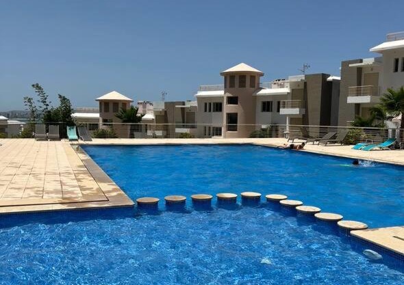Luxurious new appt with amazing ocean view & pool!