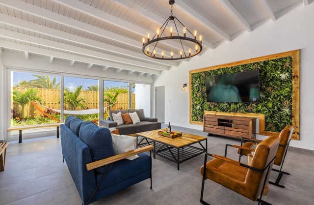 Luxurious Oasis ~ Mins to Beach, King Beds, Pool