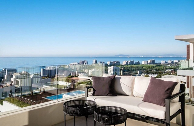 Luxurious Penthouse w/Sweeping Views Sea Point Penthouse