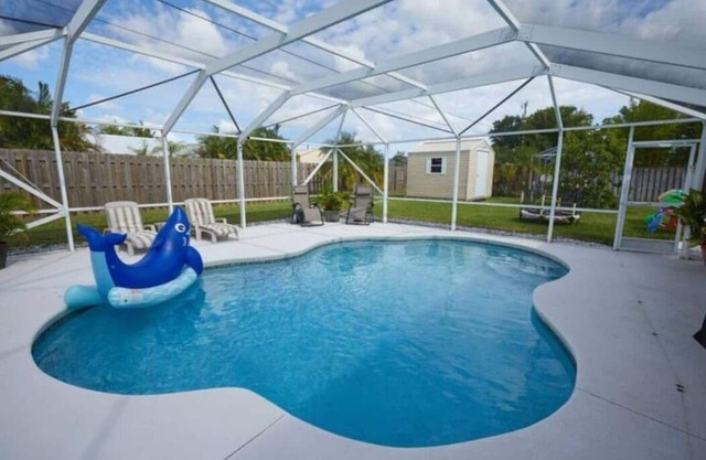 Luxurious Pool Cottage Sleep 2