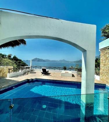Luxurious residence with sea view