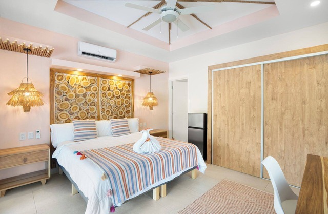 Luxurious room poolside with Rain Shower, Near Beaches, Gameroom, Exotic Birds