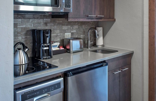 Luxurious ski in/out 1 Bed/1.5 bathroom at Grand Colorado Peak 8
