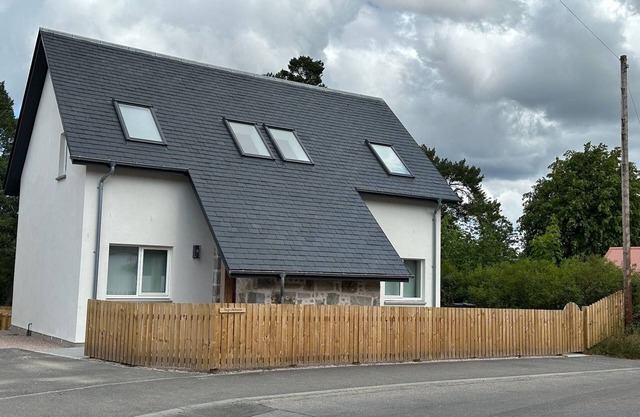 Luxurious, spacious 4 bed lodge in Carrbridge with large private garden-sleeps 8