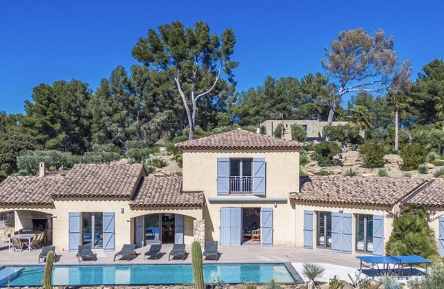 Luxurious villa with sea view and swimming pool in Saint-Cyr sur mer
