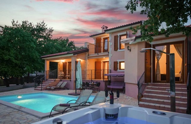 Luxurious villa with swimming pool and whirlpool near Zelena laguna