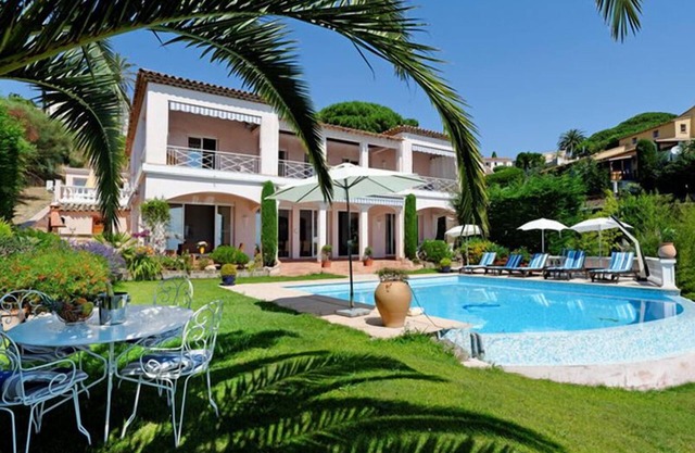 Luxurious villa with infinity pool and an amazing 180° view to the sea