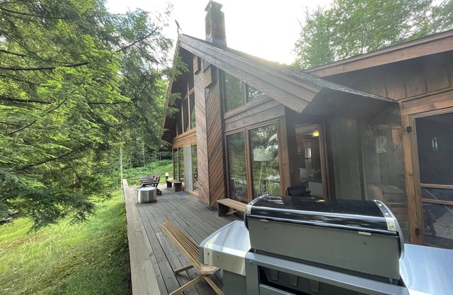 Luxurious Waterfront with Mountain Views