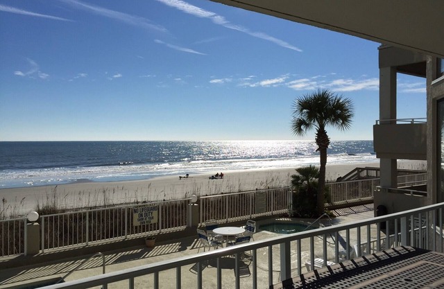Luxuroius Oceanfront Condo, Garden City Beach, Wifi, AC, Cable TV, Pool, Jacuzzi