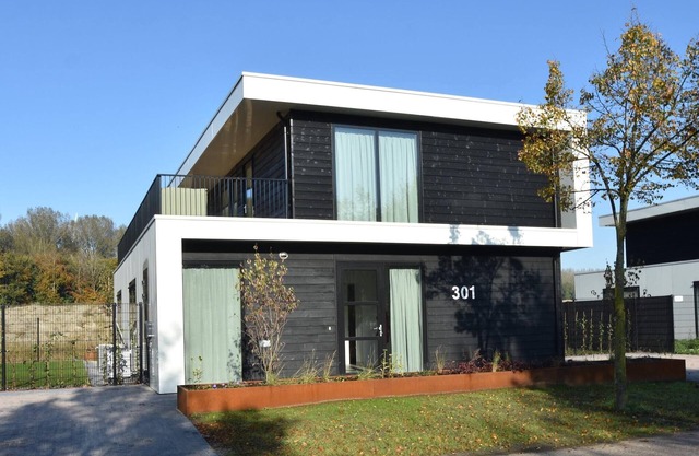 Luxury 10p villa on the water near Harderwijk