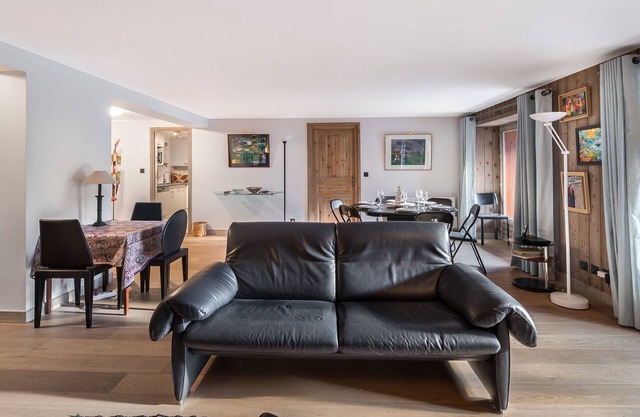 Luxury 115m² Apartment in Central Val d'Isère, Sleeps 9, Near Ski Lifts