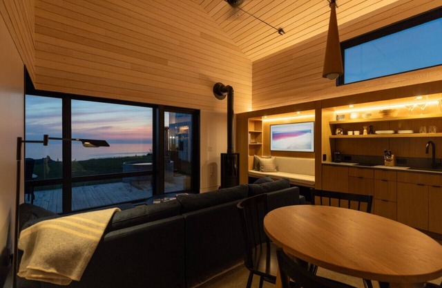 Luxury 1BR Cottage with Stunning Views, Private Hot Tub, Private Path to Beach