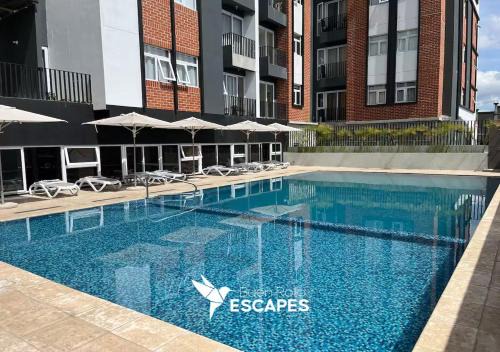 Luxury 2-3BR Apartments - King Bed, Pool, Gym & Free Parking
