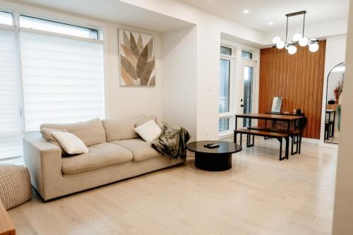 Luxury 2-Bed Townhouse Near Waterfront & Downtown