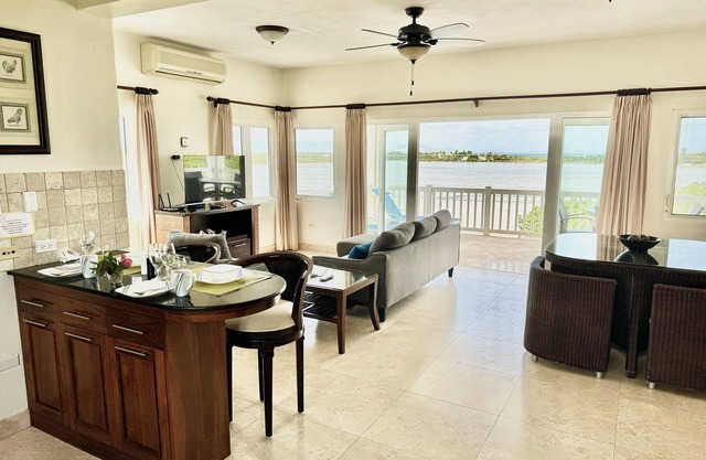 Luxury 2bedroom holiday apartments w/wifi & AC in the picturesque West End, #8