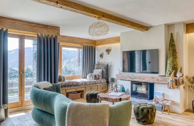 Luxury 2BR Apartment with Fireplace, Balcony & Parking near Mont d'Arbois Ski Slopes