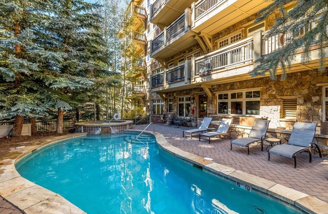 Luxury 2BR ski-in Lone Eagle w/- firepit, heated pool, hot tubs, gym and more!