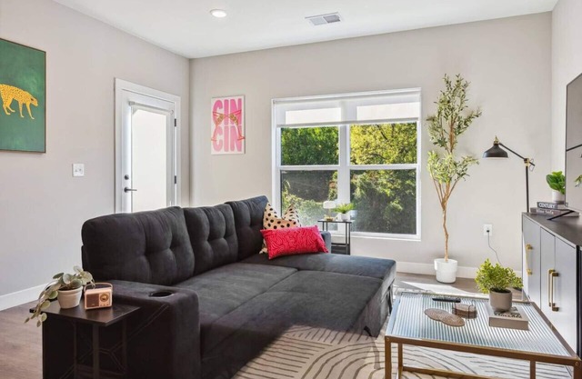 Luxury 2BR w/Rooftop, Gym & King Beds – Columbus