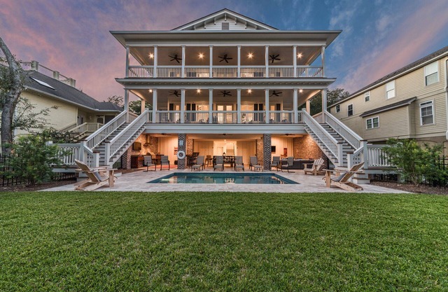 Luxury 2nd Row Home, Chefs Kitchen, Outdoor TV