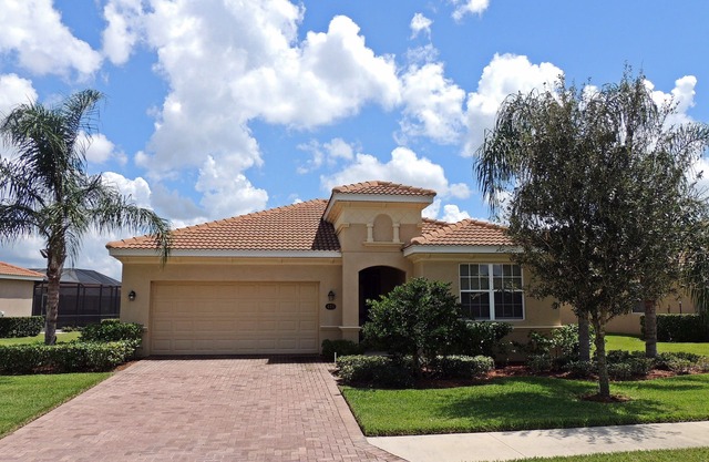 Luxury 3 Bed, 2 Bath Pool Home On Lake.