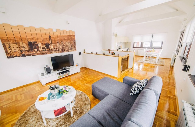 LUXURY 3 story House- BEST VIEW- FREE PARKING