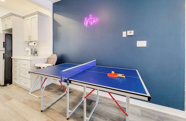 Luxury 3BDR Retreat in the Heart of Niagara Falls - SLEEPS 8 + Free Parking