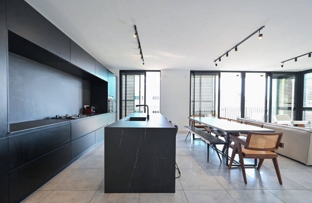 Luxury 3BR in Ben Yehuda by Holyguest