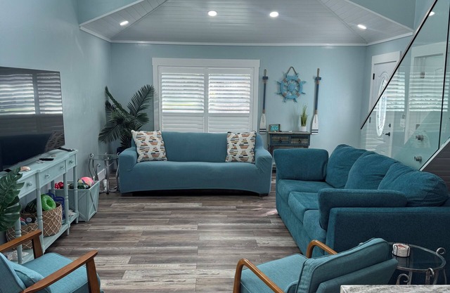 Luxury 3BR Townhouse Walk to Beach Pet-Friendly Boat Parking Sleeps 10