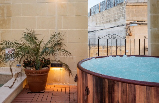 ☆ Luxury 3BR Traditional House w/Pool, Cinema & Hot Tub ☆