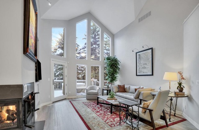Luxury 4-Bedroom Home Close to Slopes with On-site Hot Tub home