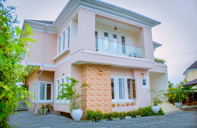 Luxury 4 bedroom house with swimming pool and garden. In a gated community.