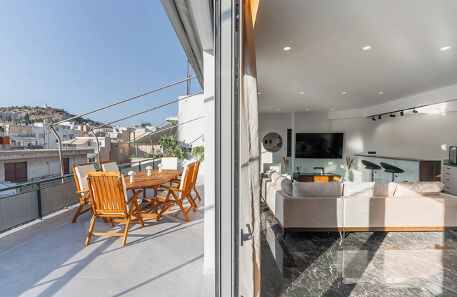 Luxury 4Bdrm Penthouse with Jacuzzi near Acropolis