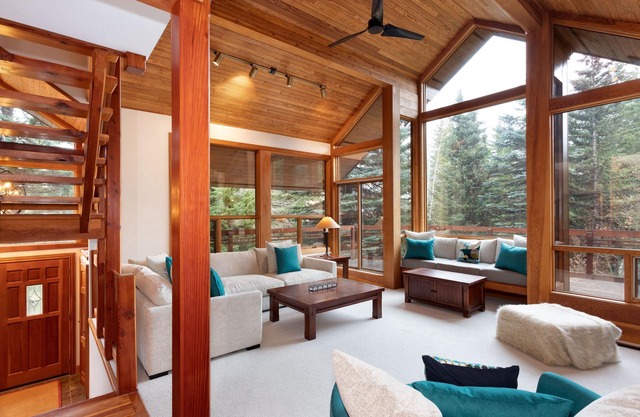 Luxury 5 Bedroom Blueberry Chalet, Hot Tub, Garage, Views!